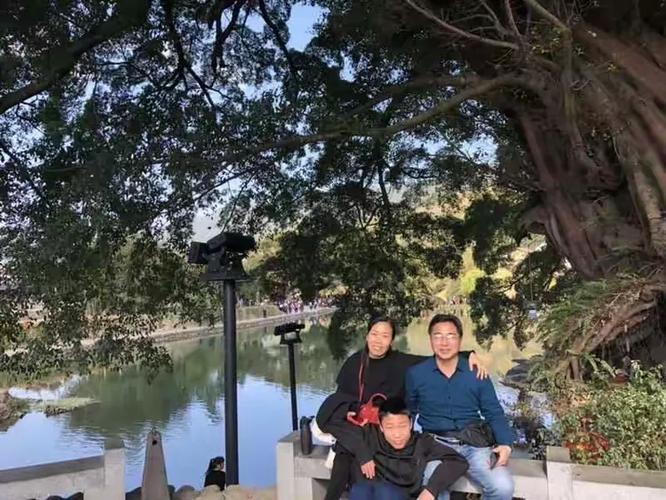 里缱绻一似长溪万斛柔情质朴天然风骨树轮百年倾泻一如古榕千寻诗意在