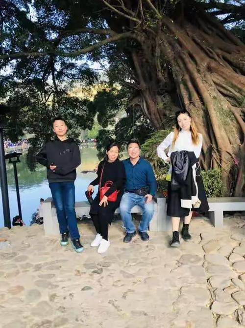 里缱绻一似长溪万斛柔情质朴天然风骨树轮百年倾泻一如古榕千寻诗意在
